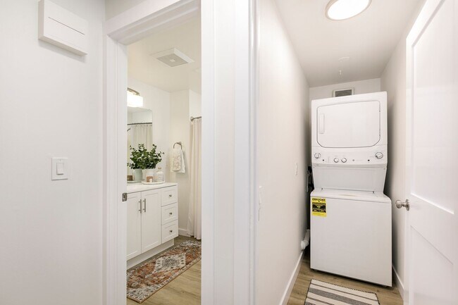 Building Photo - JENSEN DUPLEX