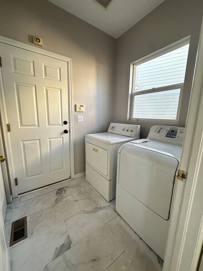 Building Photo - Single Family Home for Rent!