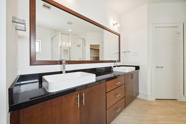 Building Photo - 6126 Clyde St