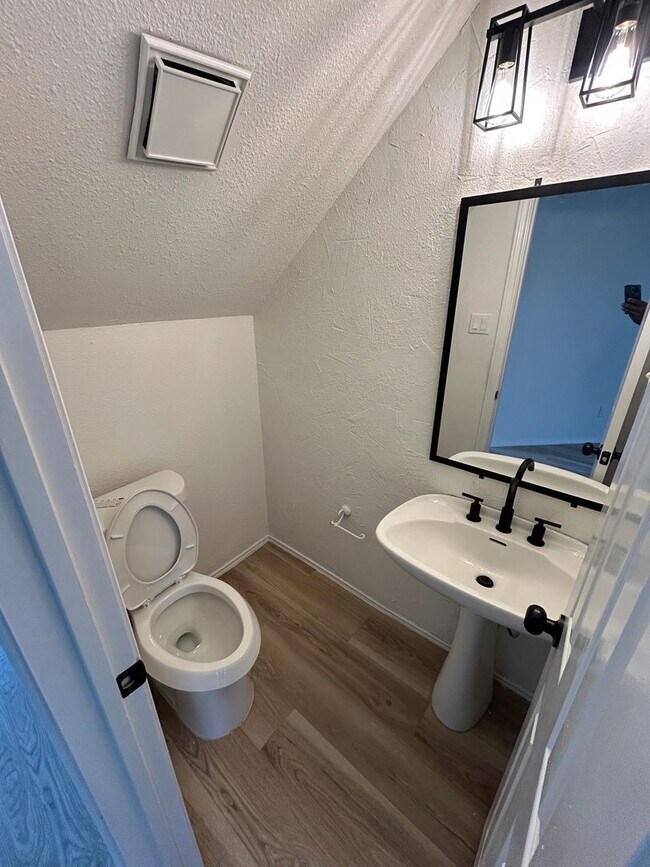 Building Photo - 1131 Holly Dr