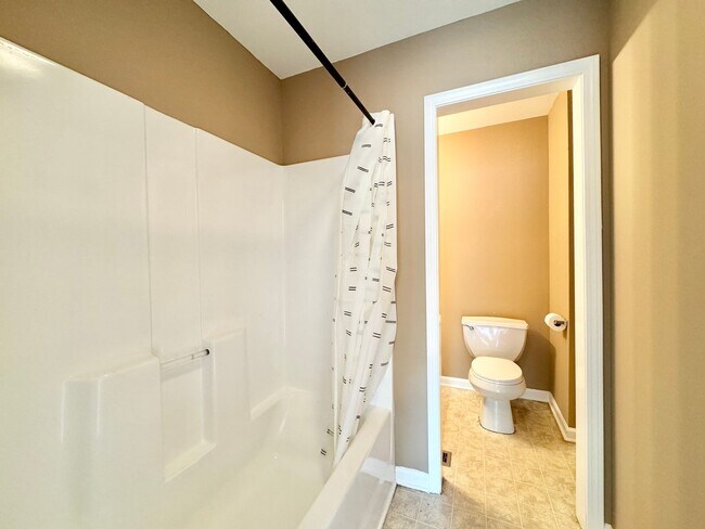 Building Photo - 4 Bedroom Off Franklin Blvd