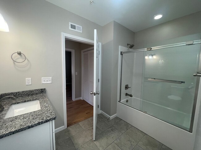 Building Photo - 1 Bedroom / 1 Bath Main Level Apt  Kingspo...