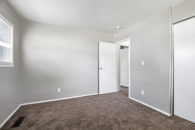 Building Photo - Cozy Ranch Home 30 Night Min Quiet Reynoldsburg