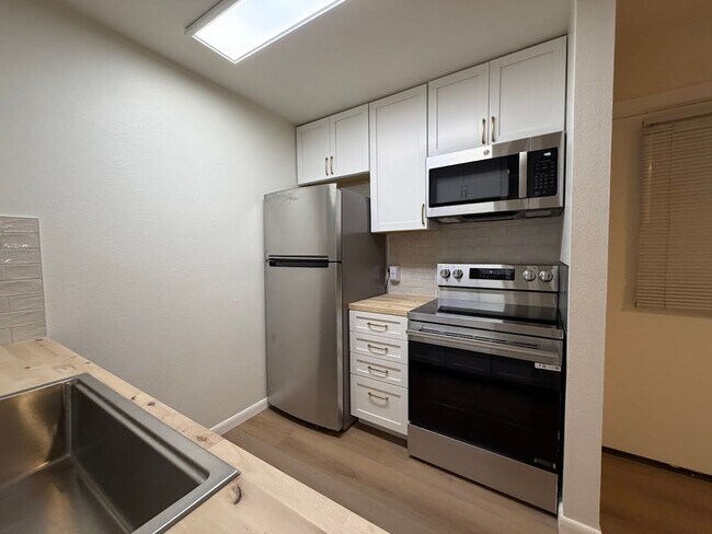 Building Photo - 3161 Madison Ave