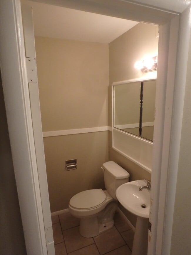 Building Photo - 1548 SW Shunga Dr