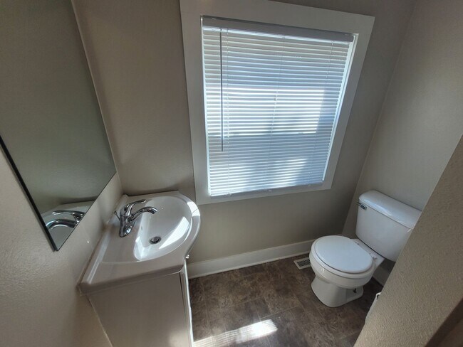 Building Photo - 2 Bedroom, 2 Bathroom Home with large garage!