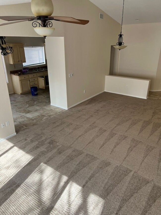 Building Photo - Move in Quick! 2 Bedroom Townhome in Sun C...