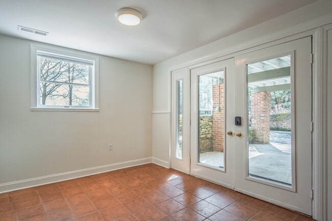 Building Photo - 780 Hart Rd