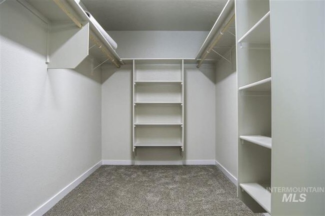 Building Photo - 2121 N Warwick Ave