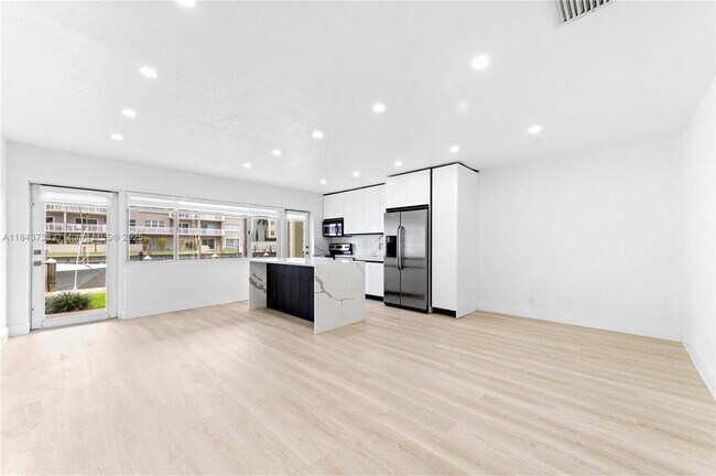 Building Photo - 2881 NE 32nd St