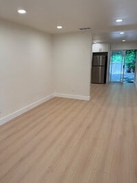 Building Photo - Beautifully Updated 2 Bedroom Home Near Freeway Access