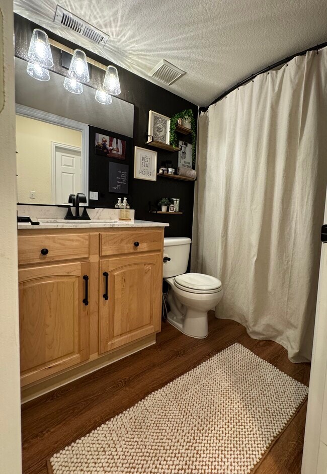 Building Photo - 1011 S Valentia St