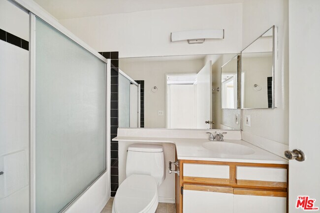 Building Photo - 1519 N Martel Ave