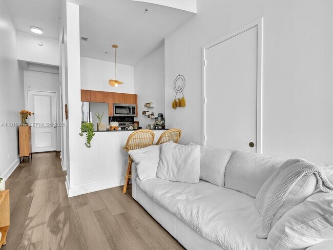 Building Photo - 2200 NE 4th Ave