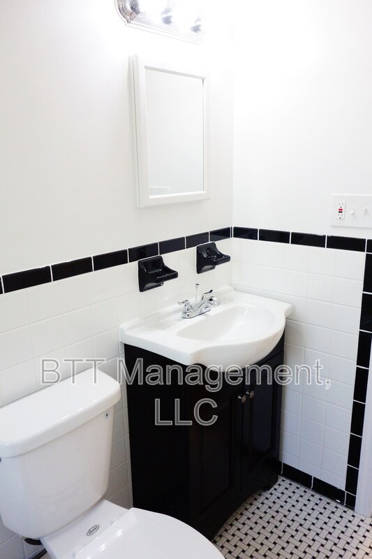 Building Photo - 812 Greenwood Cir