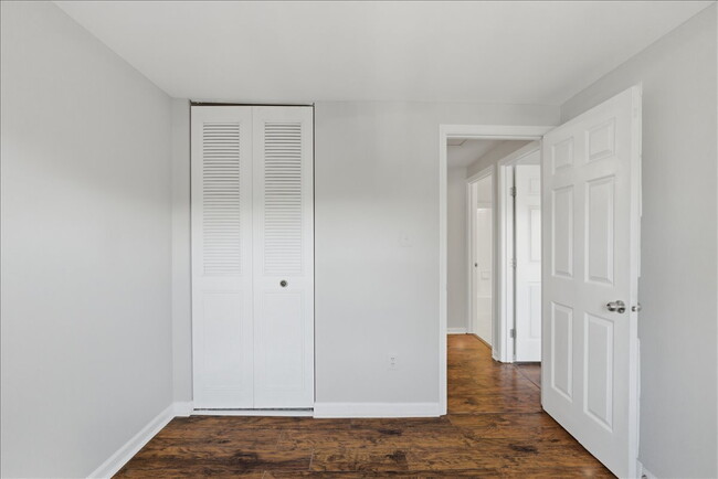 Building Photo - Updated 3BR / 2.5BA Townhome in Summit Chase – Over 1,900 Sq Ft with Deck & Fenced Patio!