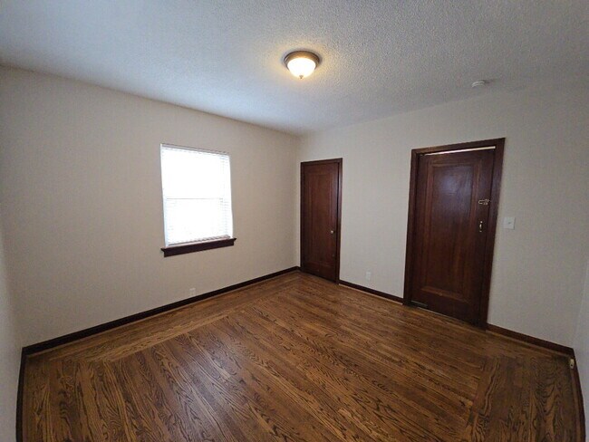 Building Photo - 4379 Ridgeview Ave