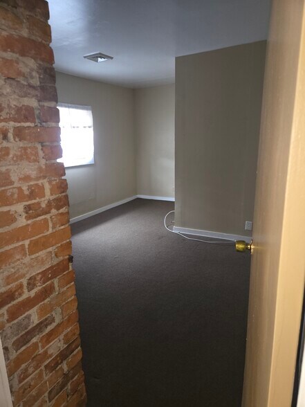 Building Photo - 150 Forest Ave