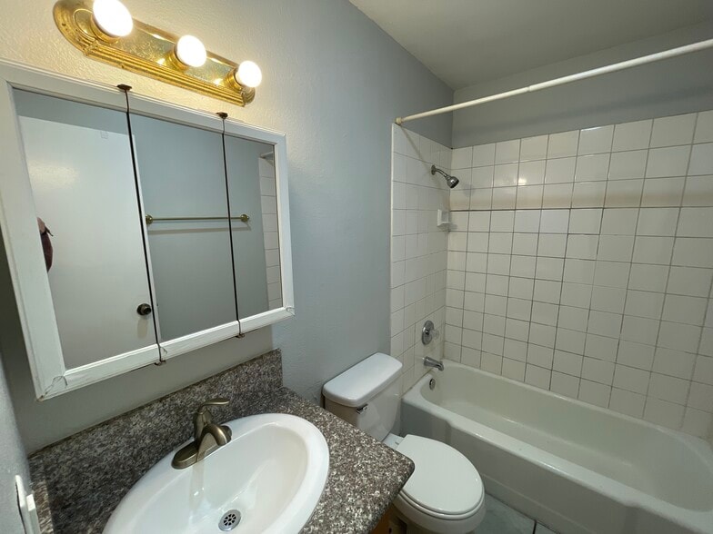 Building Photo - 3380 Brussels St