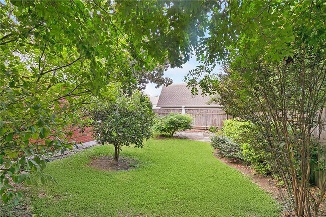 Building Photo - 1433 Poinsettia Dr