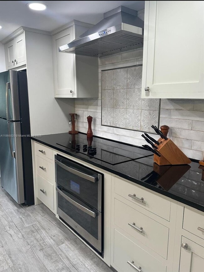 Building Photo - 2309 Fairway Dr S