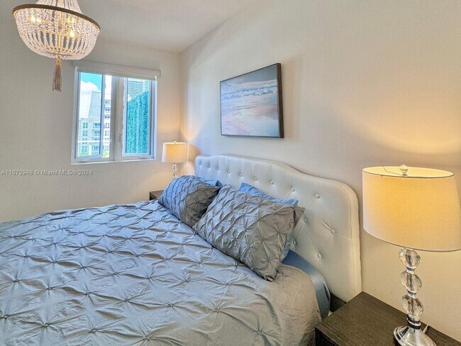 Building Photo - 321 NE 26th St