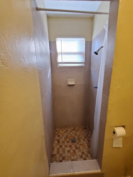 Building Photo - 105 E 8th St