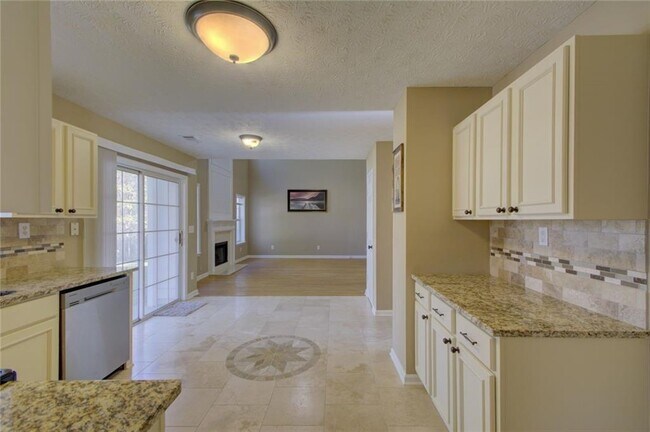Building Photo - 2820 Northcliff Dr