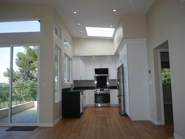 Building Photo - 1637 Kearsarge Rd