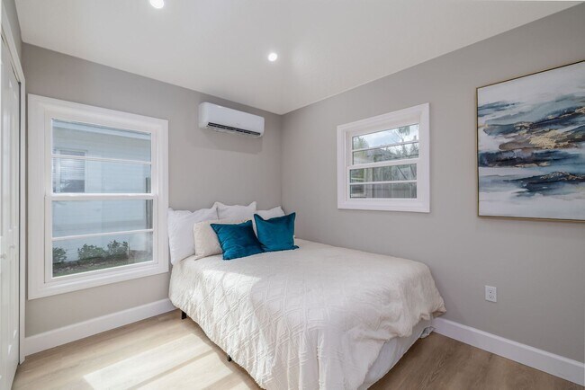 Building Photo - Adorable rental available in heart of Orlando !