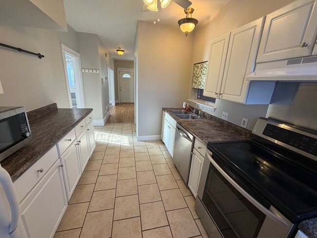 Building Photo - Garden District Gem Just Steps from It All