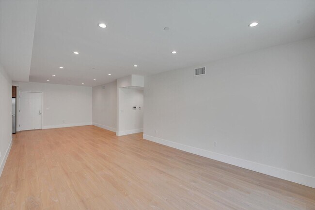 Building Photo - Riverside 4 Lease