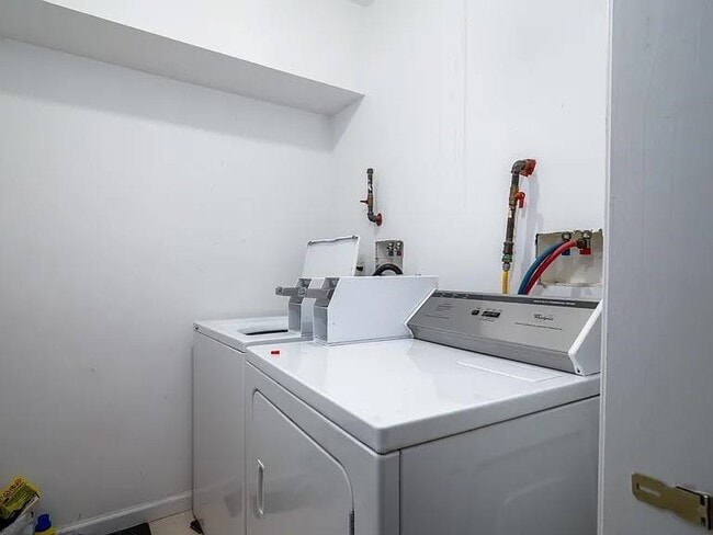 Building Photo - 43 Manhattan Ave