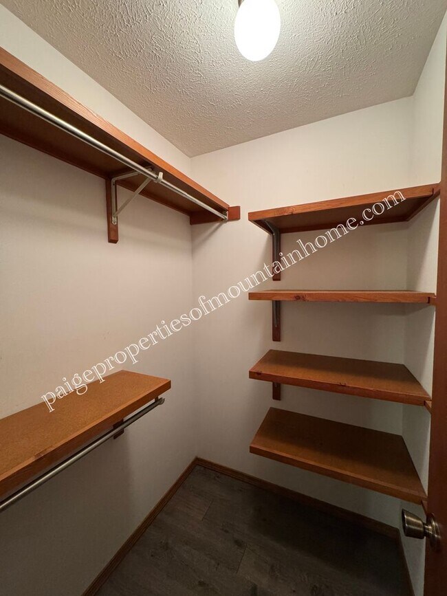Building Photo - Spacious 1-Bedroom in Cotter Near Valley Airport – Unique Garage