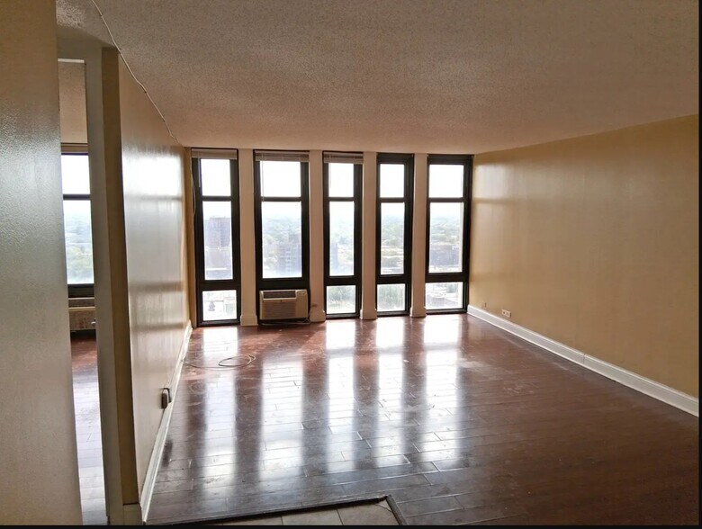 Building Photo - 6700 S South Shore Dr