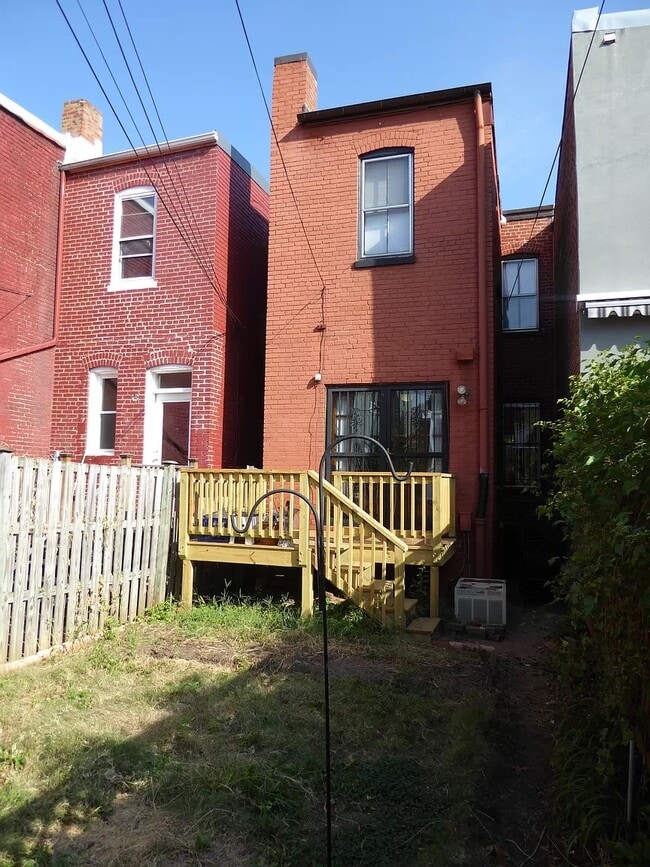 Building Photo - 1105 C St NE