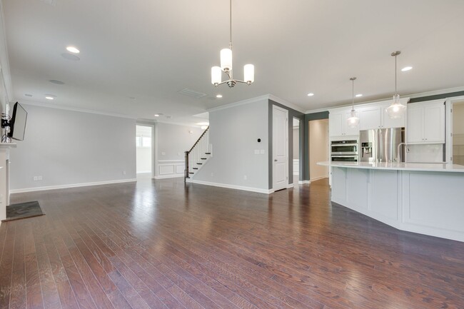 Building Photo - Gorgeous 4 bed 3.5 bath French country hom...