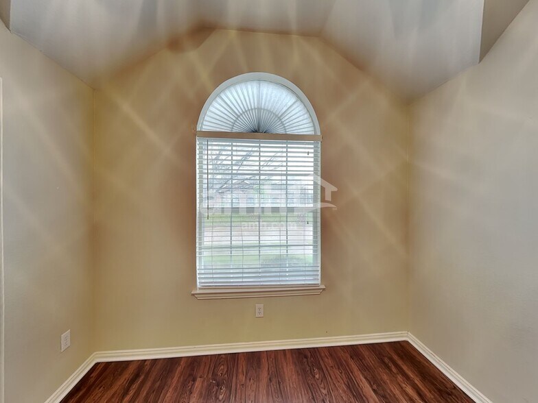 Building Photo - 2430 Fieldcrest Dr