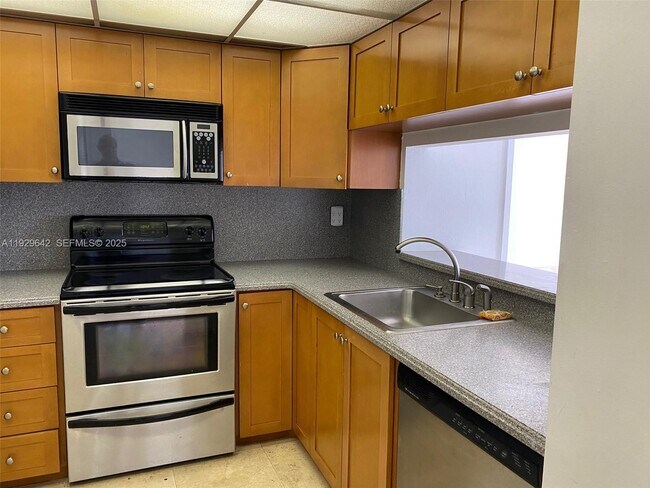 Building Photo - 555 NE 15th St