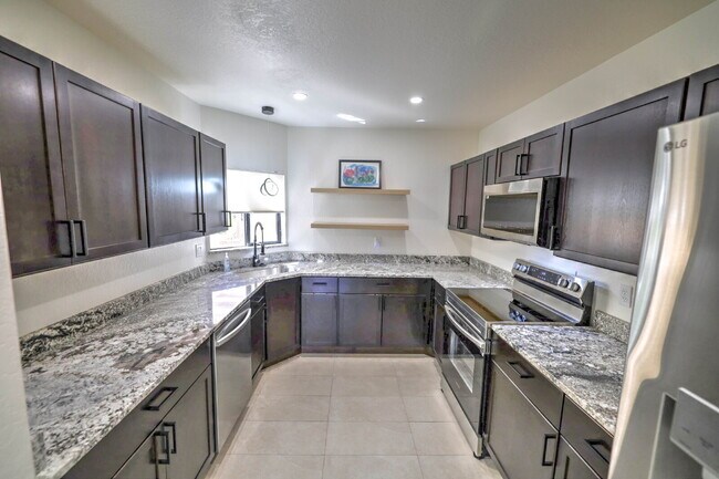 Building Photo - "Charming 2-Bed, 2-Bath Townhouse Retreat in Tucson – Spacious 1176 Sq Ft Living!"
