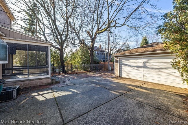 Building Photo - 758 Chester St