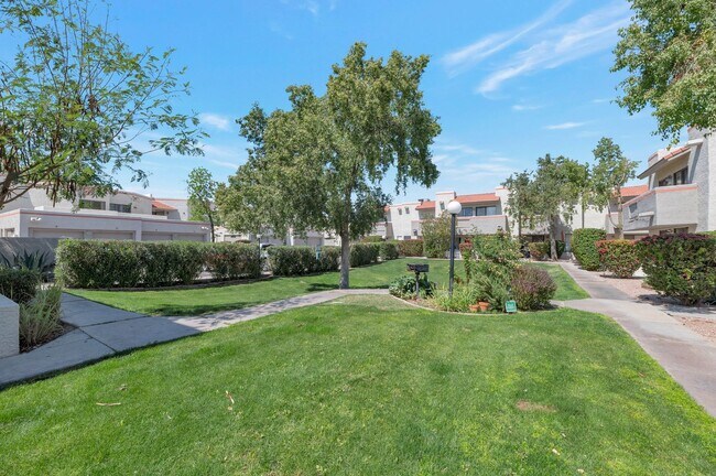 Building Photo - Charming 2-bedroom, 2.5-bathroom condo with a garage in Scottsdale, AZ