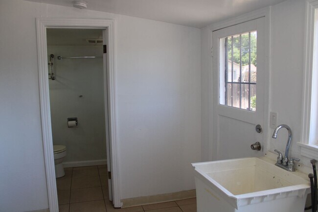 Building Photo - Three Bedroom, One Bathroom Single Family Home in Isleton.