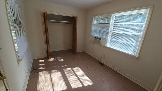 Building Photo - Forest Acres