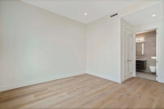 Building Photo - 45 Garnet St