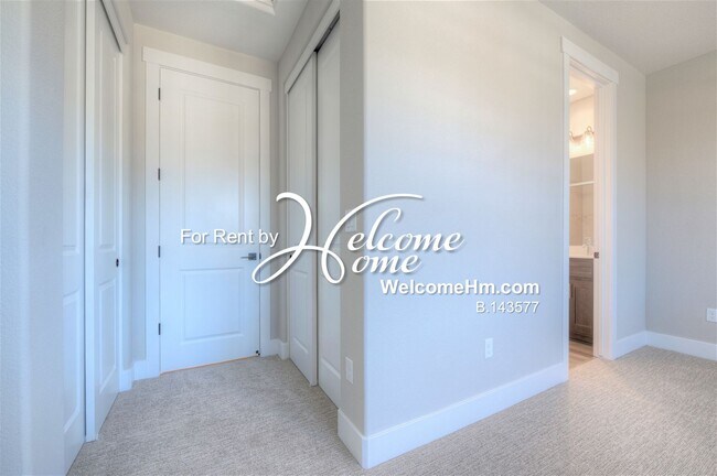 Building Photo - 262 Commodore Dr