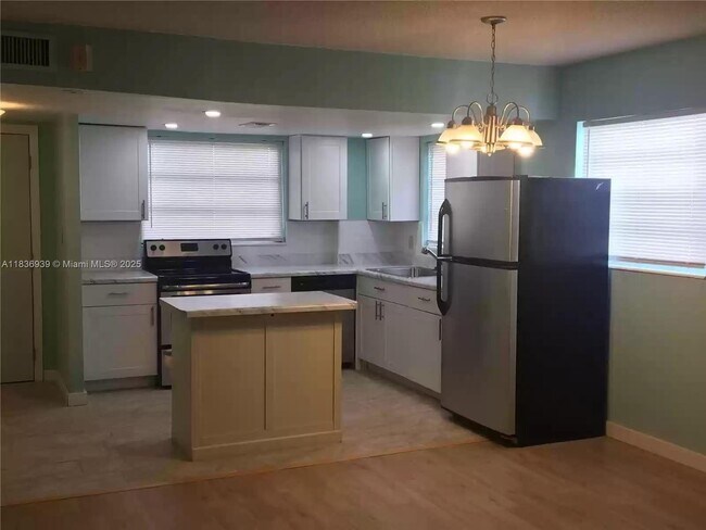 Building Photo - 16410 Miami Dr