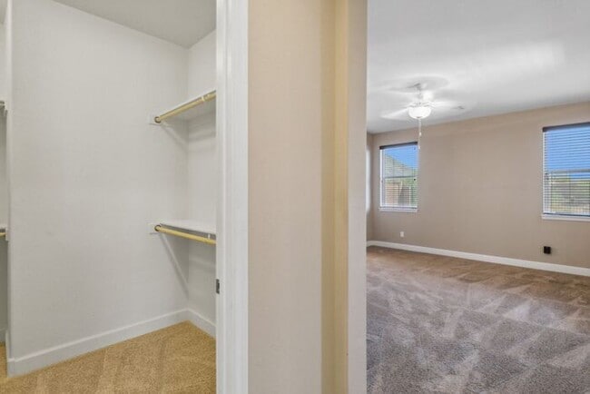 Building Photo - Welcome to this Charming 5 bedroom, 3.5 ba...
