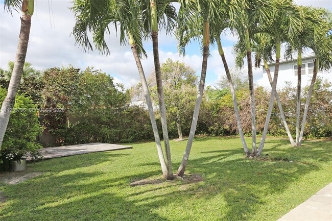 Building Photo - 2746 SW 32nd Ct