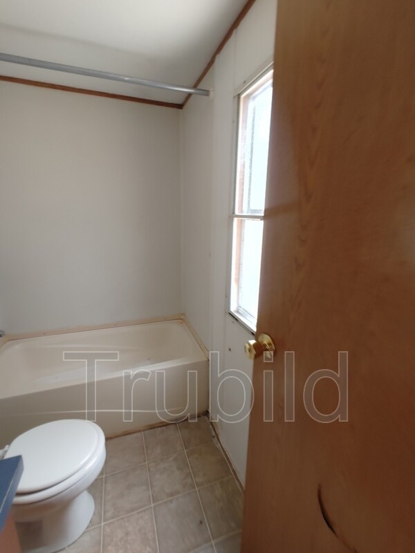 Building Photo - 932 Country Club Dr